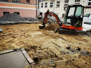 Minikoparka AL-MAR przy wykopie w centrum miasta.