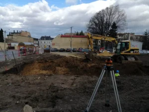 Pomiar terenu i prace ziemne przy budowie – AL-MAR Głubczyce.