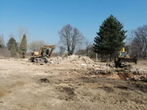 Koparka AL-MAR podczas prac rozbiórkowych – Głubczyce.