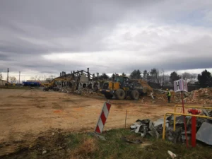 Prace ziemne i przygotowanie terenu po wyburzeniu – AL-MAR Głubczyce.