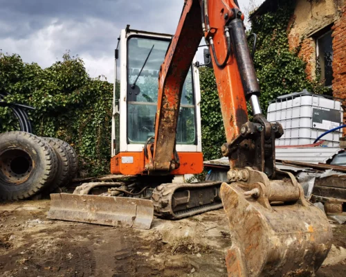 Koparka gąsienicowa do wyburzeń i robót ziemnych w Głubczycach.