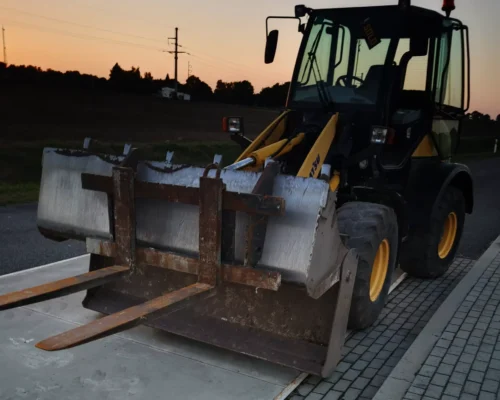 Ładowarka kołowa do ciężkich prac ziemnych i załadunku gruzu.