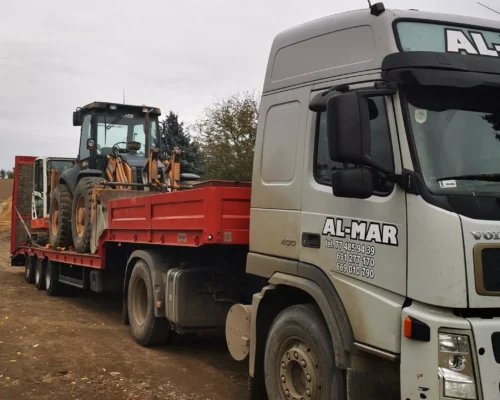 Ciężarówka AL-MAR transportująca koparkę i sprzęt budowlany – transport maszyn Głubczyce.