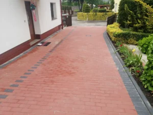 Budowa chodnika z czerwonej kostki brukowej - realizacja Al-Mar Głubczyce