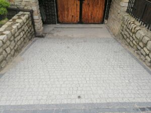 Układanie kostki granitowej - wjazd do garażu – realizacja AL-MAR Głubczyce