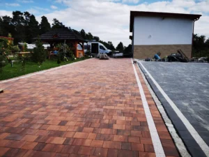 Nowy chodnik z kostki brukowej wykonany przez AL-MAR