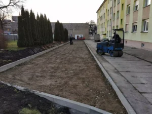 Przygotowanie terenu pod kostkę brukową – walec wibracyjny AL-MAR